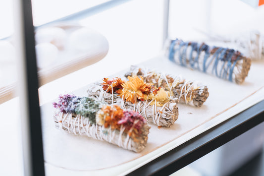 Smudge stick - witte salie met blauwe bloemen