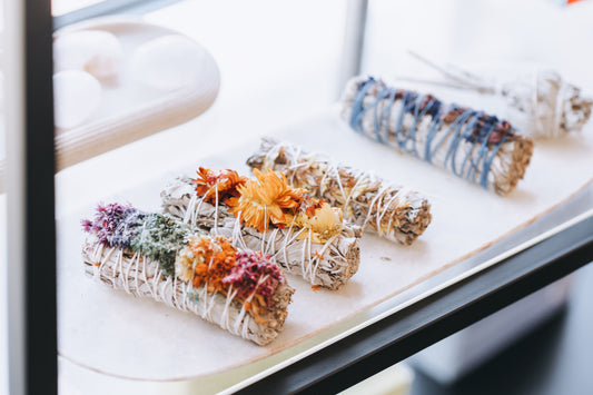 Smudge stick - witte salue met rode bloemen